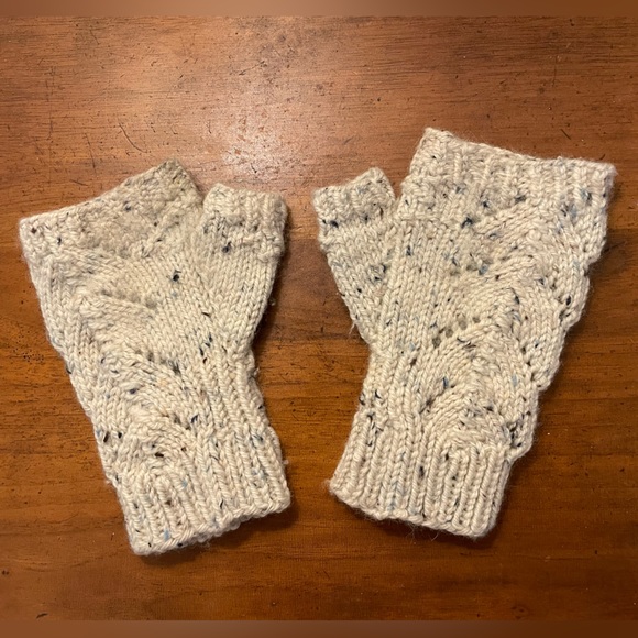 Hand knit half mitts beautiful pattern - Picture 4 of 4